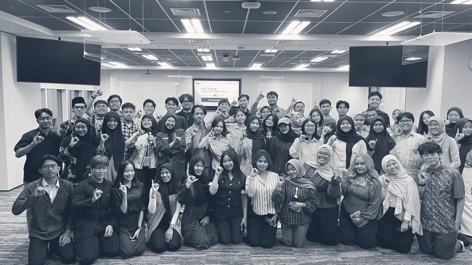 A large group of IELS members at an in-person session